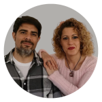 Isa y Esteban logo fondo gris